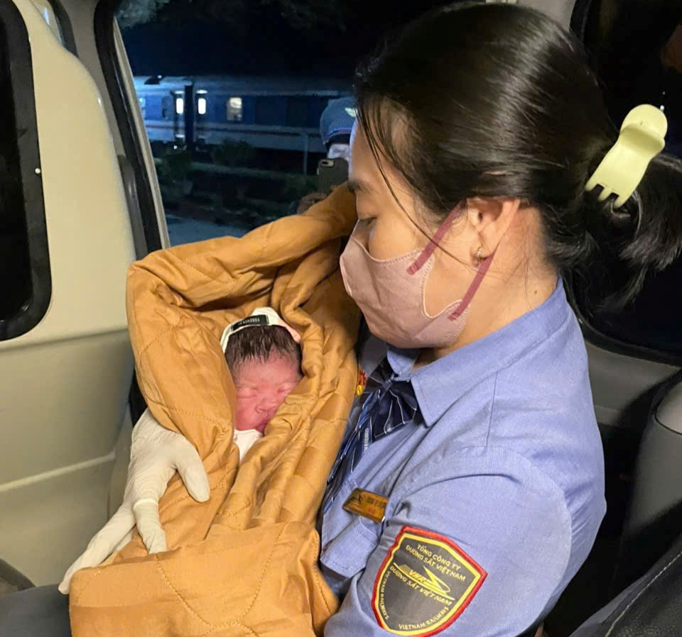 Sản phụ sinh con trên tàu được ngành đường sắt hỗ trợ kịp thời